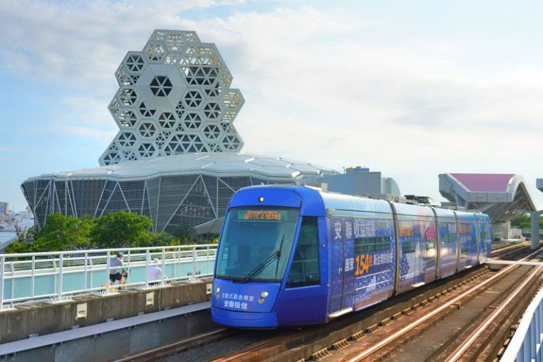 搭乘輕軌暢遊高雄 舒適便利 已成最夯新旅遊模式