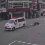 救護車閃燈鳴笛被機車直撞駕駛二人均掛彩