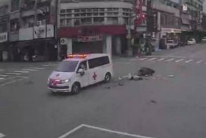 救護車閃燈鳴笛被機車直撞駕駛二人均掛彩