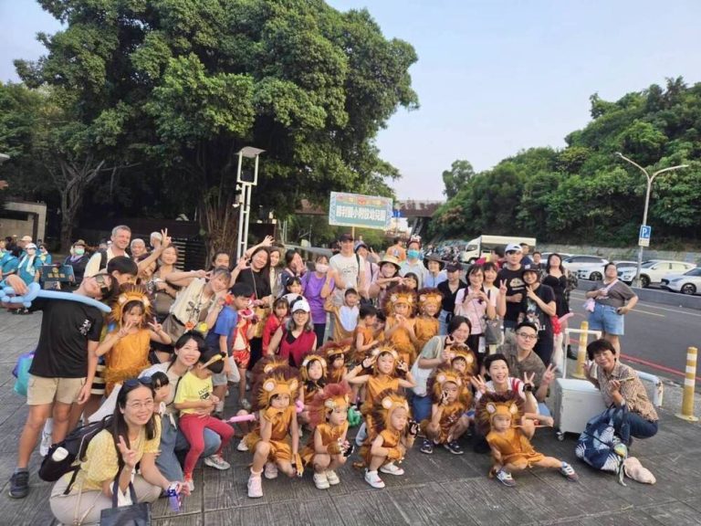 勝利附幼小獅子 萌翻左營萬年季