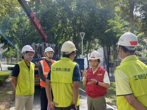 林欽榮視察鳳山綠園道路樹加固作業 強化城市防颱韌性