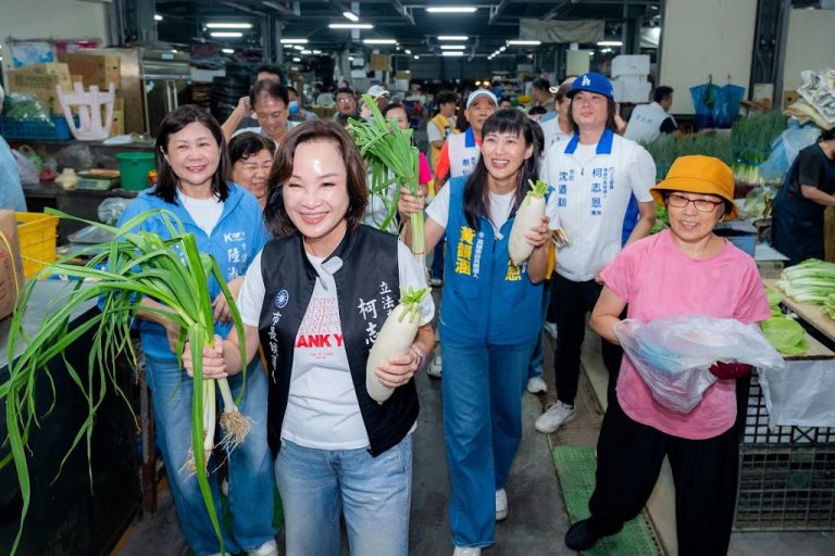 柯志恩凌晨4點市場拜票 全力拚陸戰