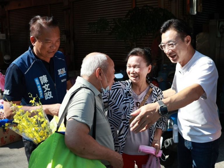 江啟臣到北區「東興市場」掃街拜票
