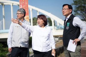 牛稠溪環快通車 張啓楷轟王美惠「坐享其成割稻尾」 無視市府5千萬苦心