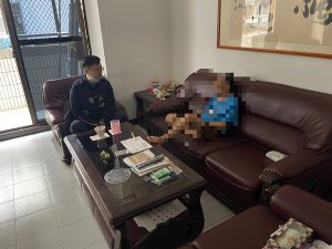 獨居嬤久未回應嚇壞友人 警破門見悠閒坐沙發