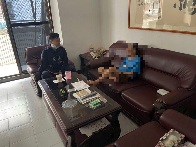 獨居嬤久未回應嚇壞友人 警破門見悠閒坐沙發