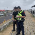 秋颱來襲民眾高美觀浪 警強勢勸離