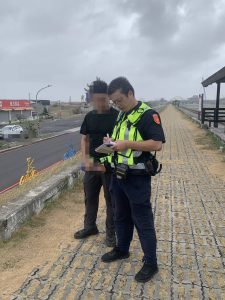 秋颱來襲民眾高美觀浪 警強勢勸離