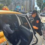 翁迷途不用愁 警一肩扛起人車