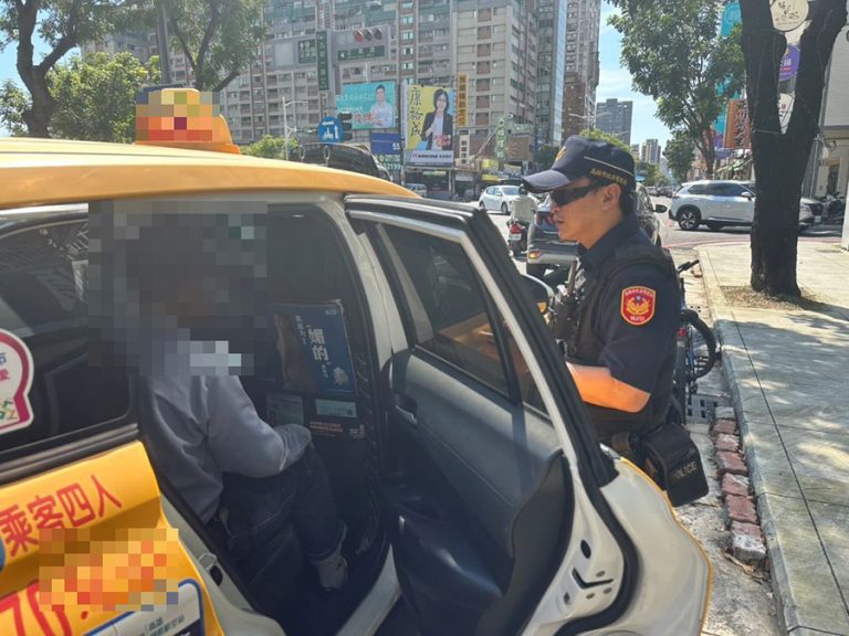 翁迷途不用愁 警一肩扛起人車