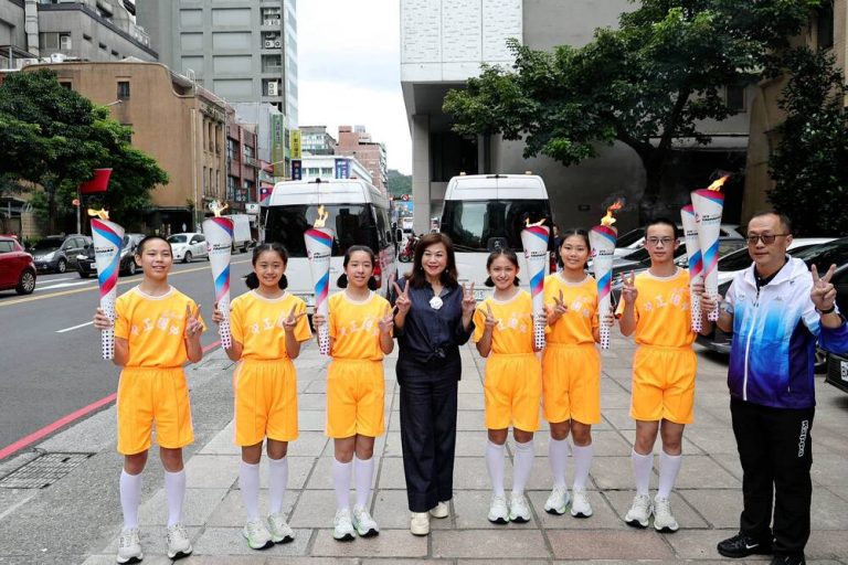 全民運聖火抵基隆 邱佩琳熱情迎接