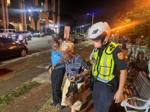 腳踏車故障跌倒路旁　暖警即時伸援助老翁平安返家