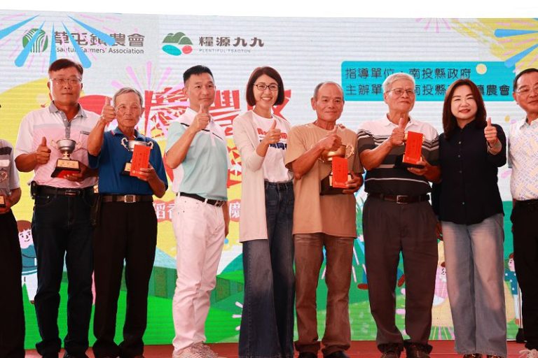 南投草屯千人割稻飯熱鬧登場