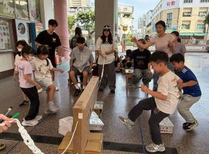 萬聖節倒數 中山大學攜手忠孝國小 紙箱變身創意遊具