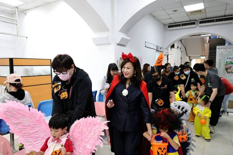 邱佩琳率慢飛天使 萬聖節踩街
