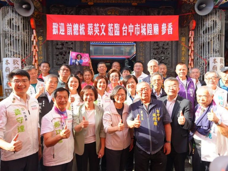 蔡英文台中力挺何欣純 民眾熱情迎接