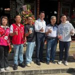 謝龍介東菜市拜票端敬老政見　