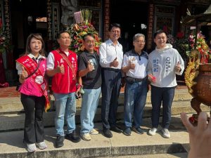謝龍介東菜市拜票端敬老政見　