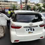 接小孩下課小客車突拋錨停路中 霧峰警助推車即刻救援