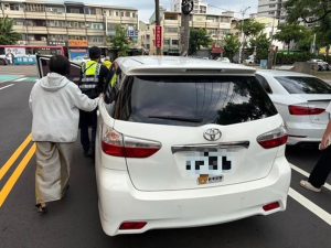 接小孩下課小客車突拋錨停路中 霧峰警助推車即刻救援