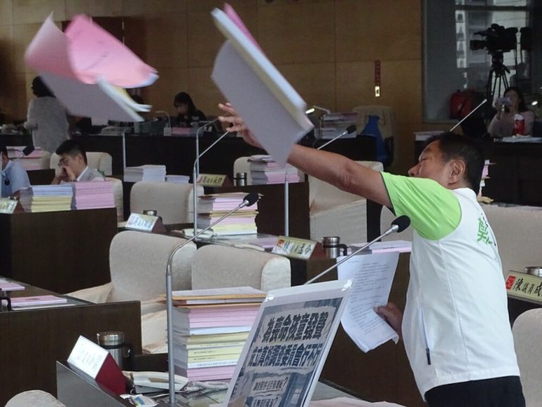 為學生墜樓身亡事件提緊急動議案未被同意 鄭功進怒摔預算書抗議