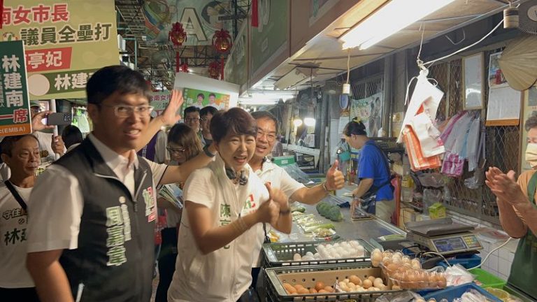 陳亭妃東菜市掃街 重溫童年助選記憶 攜手議員候選人力拚台南新未來