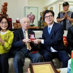 陳其邁訪視百歲人瑞 祝長輩福壽雙全、松柏長青