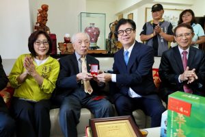陳其邁訪視百歲人瑞 祝長輩福壽雙全、松柏長青