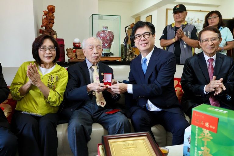 陳其邁訪視百歲人瑞 祝長輩福壽雙全、松柏長青