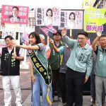 賴瑞隆帶領高雄隊路口拜票展現大團結氣勢