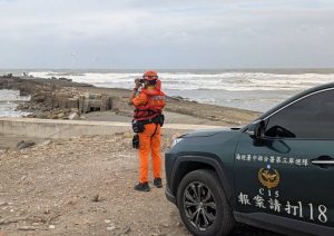 颱風來襲觀浪 小心荷包失血 海巡呼籲勿擅闖海岸警戒區 最高恐罰25萬元