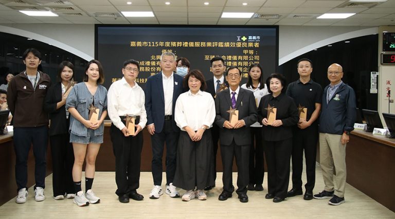 黃敏惠表揚殯葬績優業者