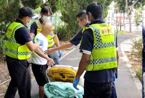 一場跌倒牽起警民情 六寶警耐心勸老翁就醫