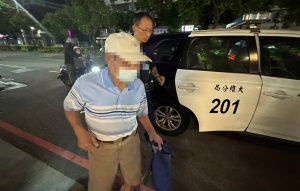 七旬翁逛夜市迷途徘徊 馬岡警護送返家
