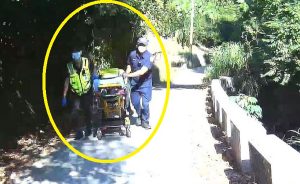 挖土機山區作業不慎翻覆 豐警消合力救援