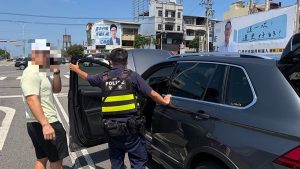 車輛熄火拋錨卡路中豐警巡邏秒解危機